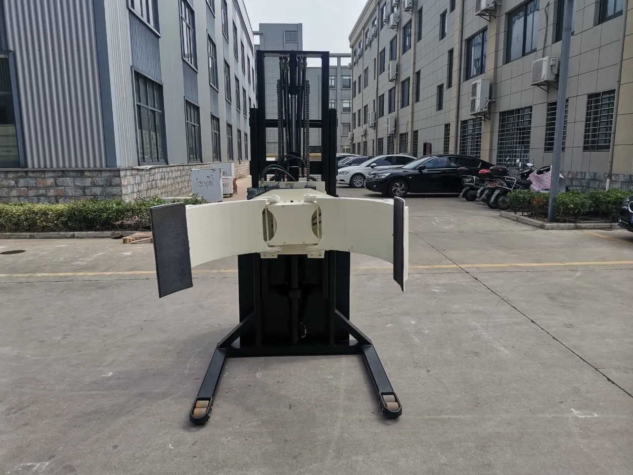Electric Stacker With Paper Roll Clamp
